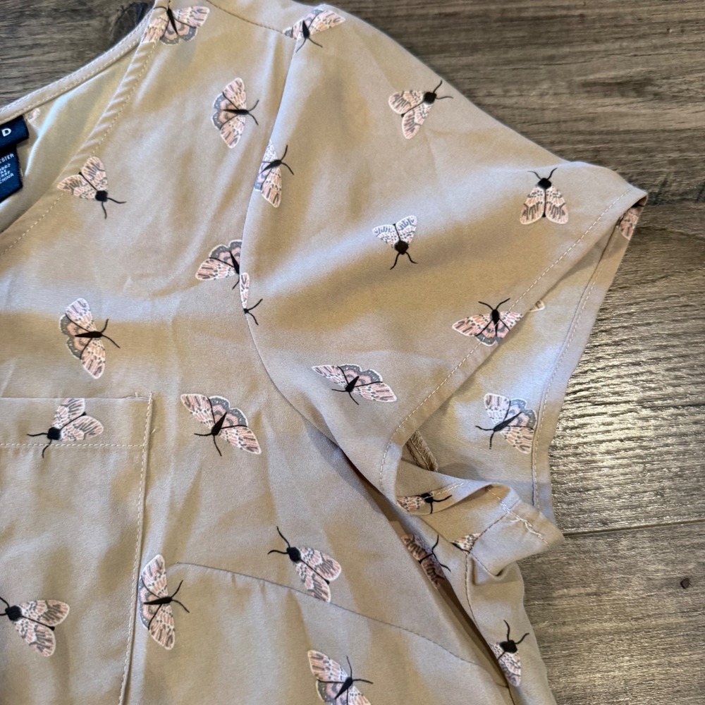 Torrid Tan Butterfly Print Button Back Short Sleeve Blouse Top Size 0 Large - Picture 8 of 9